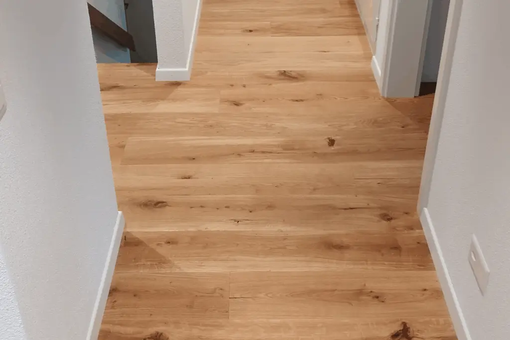 Neu verlegter Eichenparkett im Korridor