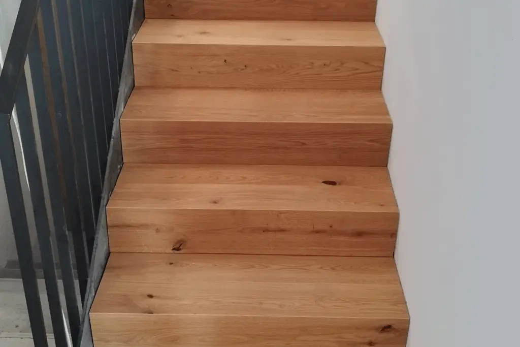 Holztreppe mit Eichenstufen und Metallgeländer