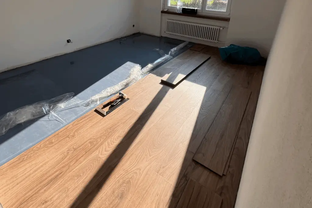 Verlegung eines Holzbodens während eines Umbaus